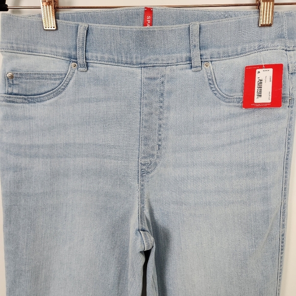 NWT SPANX Retro Light Wash Flare Leg Pullon 20348R Jeans Size Medium - Picture 5 of 9
